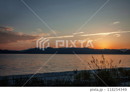 夕景田沢湖 118254349