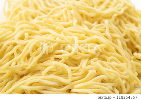 生の中太ちぢれ麺のクローズアップ 118254357