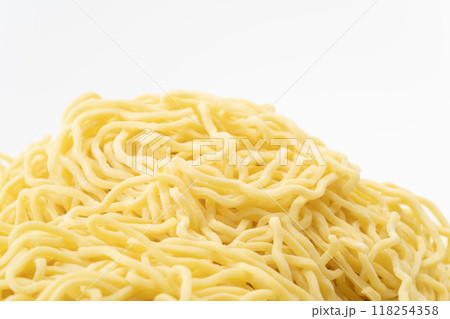 生の中太ちぢれ麺のクローズアップ 生の中太ちぢれ麺のクローズアップ 118254358