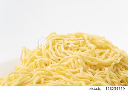 生の中太ちぢれ麺のクローズアップ 生の中太ちぢれ麺のクローズアップ 118254359