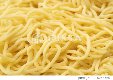 生の中太ちぢれ麺のクローズアップ 生の中太ちぢれ麺のクローズアップ 118254360