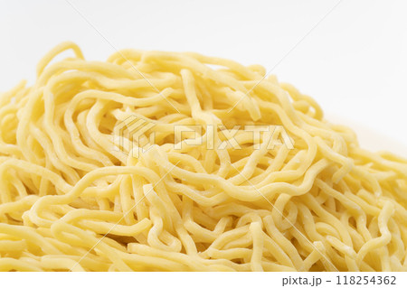 生の中太ちぢれ麺のクローズアップ 生の中太ちぢれ麺のクローズアップ 118254362