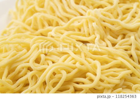 生の中太ちぢれ麺のクローズアップ 生の中太ちぢれ麺のクローズアップ 118254363