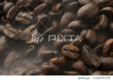 コーヒー豆 焙煎したコーヒー豆から湯気が立つ コーヒー豆 焙煎したコーヒー豆から湯気が立つ 118254370