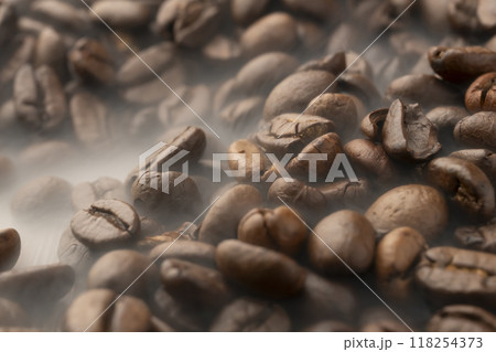 コーヒー豆 焙煎したコーヒー豆から湯気が立つ コーヒー豆 焙煎したコーヒー豆から湯気が立つ 118254373