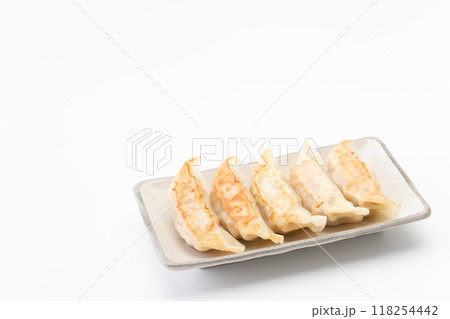 お皿に載った焼き餃子 118254442