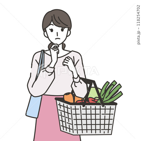 スーパーマーケットで考えながら買い物する女性 118254702