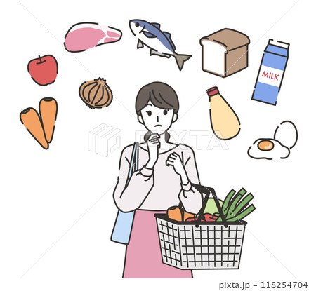 買い物の時何を買うか考えている主婦 118254704