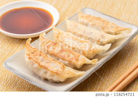 美味しそうな焼き餃子 118254721