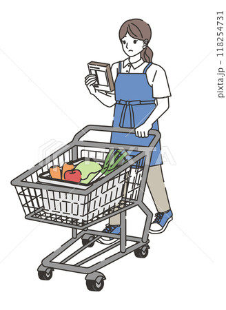 商品を確認しながら買い物する家事代行の女性 118254731