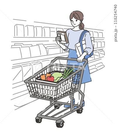 商品を確認しながら買い物する女性 118254740