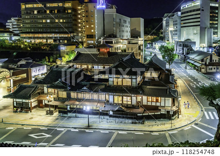 道後温泉　道後温泉本館と温泉街　愛媛県松山市 118254748