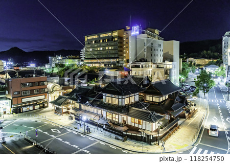 道後温泉　道後温泉本館と温泉街　愛媛県松山市 118254750