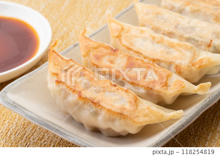 美味しそうな焼き餃子 118254819