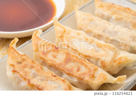 美味しそうな焼き餃子 118254821