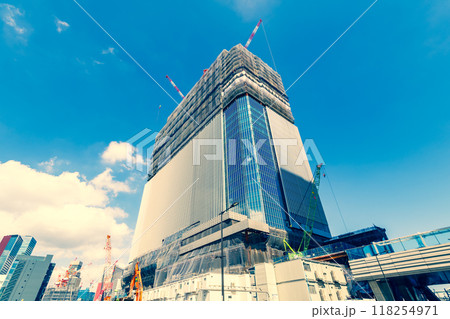 工事中の大規模建設と青空 高輪ゲートウェイ 2024.09　g-3 暖色 118254971