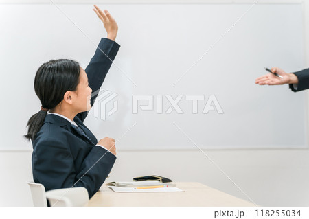 塾・学校の教室で先生に勉強を教わる小学生・中学生・高校生の子供（女の子） 118255034