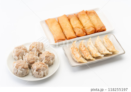 春巻きと餃子とシュウマイの点心のセットメニュー 118255197