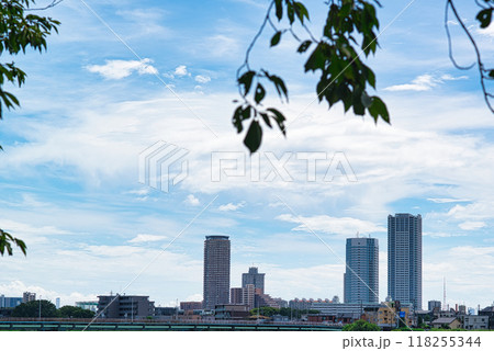 川崎市 多摩川越しに観る夏の新川崎駅のタワーマンション群の風景 川崎市 多摩川越しに観る夏の新川崎駅のタワーマンション群の風景 118255344