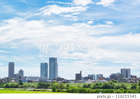川崎市 多摩川越しに観る夏の新川崎駅のタワーマンション群の風景 川崎市 多摩川越しに観る夏の新川崎駅のタワーマンション群の風景 118255345