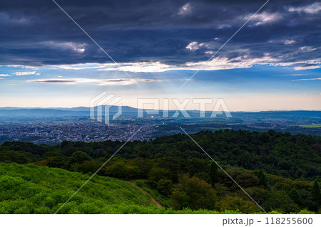 奈良若草山初秋の夕景 生駒山の上空で流れいく雲と奈良の街#9 奈良若草山初秋の夕景 生駒山の上空で流れいく雲と奈良の街#9 118255600