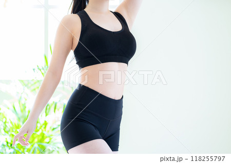リビングでダイエットをする若い女性 リビングでダイエットをする若い女性 118255797