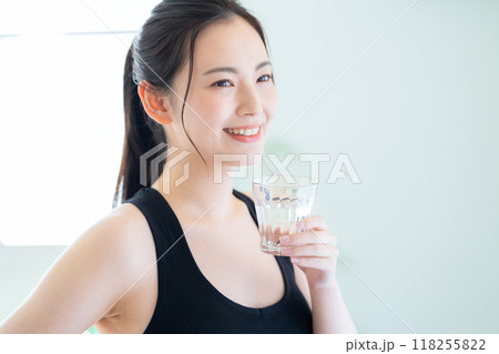 リビングでダイエットをする若い女性 118255822