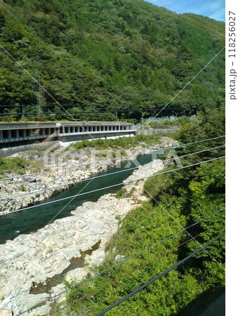 深緑の渓谷を走る特急列車 深緑の渓谷を走る特急列車 118256027
