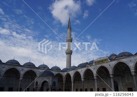 トルコ イスタンブール ブルー・モスクの尖塔と回廊 トルコ イスタンブール ブルー・モスクの尖塔と回廊 118256043