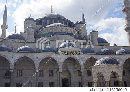 トルコ イスタンブール ブルー・モスクの泉亭と回廊 トルコ イスタンブール ブルー・モスクの泉亭と回廊 118256046