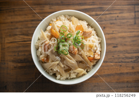 鶏ごぼう炊き込みご飯 鶏ごぼう炊き込みご飯 118256249