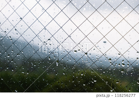 雨粒で濡れる窓ガラス、大雨 118256277