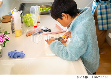 10 years old 118256358