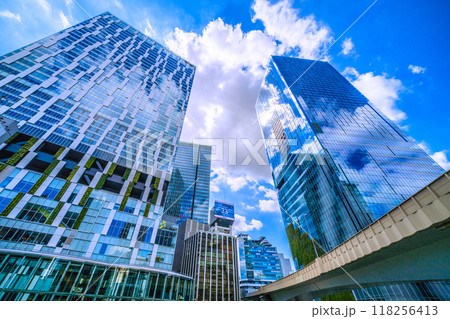 日本の東京都市景 33度…9月だが厳しい暑さ続く…。渋谷の電光掲示板は33度…＝11日、12時52分 118256413