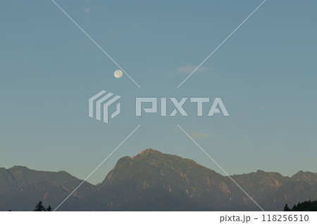 山梨県長坂町から見る南アルプス甲斐駒ケ岳上の十六夜の月 山梨県長坂町から見る南アルプス甲斐駒ケ岳上の十六夜の月 118256510