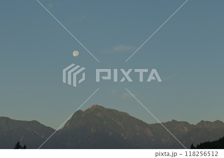 山梨県長坂町から見る南アルプス甲斐駒ケ岳上の十六夜の月 山梨県長坂町から見る南アルプス甲斐駒ケ岳上の十六夜の月 118256512