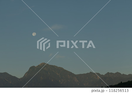 山梨県長坂町から見る南アルプス甲斐駒ケ岳上の十六夜の月 山梨県長坂町から見る南アルプス甲斐駒ケ岳上の十六夜の月 118256513