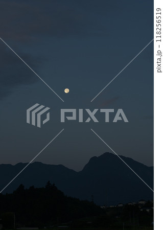 山梨県長坂町から見る南アルプス甲斐駒ケ岳上の十六夜の月 山梨県長坂町から見る南アルプス甲斐駒ケ岳上の十六夜の月 118256519