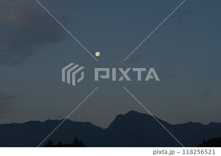 山梨県長坂町から見る南アルプス甲斐駒ケ岳上の十六夜の月 118256521