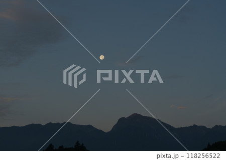 山梨県長坂町から見る南アルプス甲斐駒ケ岳上の十六夜の月 山梨県長坂町から見る南アルプス甲斐駒ケ岳上の十六夜の月 118256522