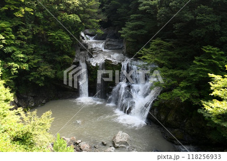 【那賀町　落差20mの三段滝　釜ヶ谷峡「大轟の滝」】 118256933