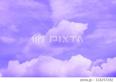 青空に白い雲が広がる(背景素材) 118257292