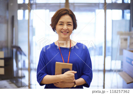 オフィスのエントランスにて笑顔の日本人ビジネスウーマンのポートレート オフィスのエントランスにて笑顔の日本人ビジネスウーマンのポートレート 118257362