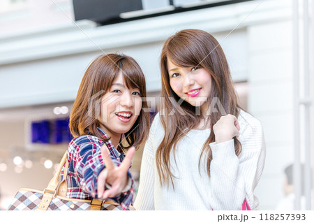 笑顔の女性 118257393