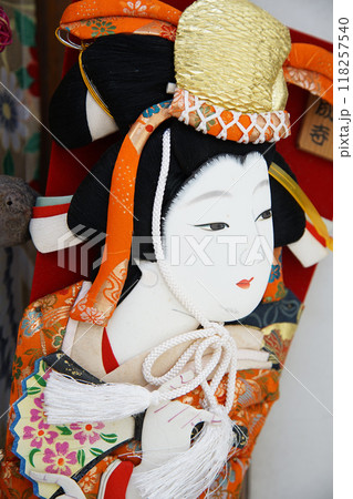 女性の絵柄の羽子板 118257540