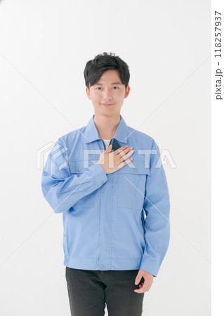 作業着を着た若い男性 118257937