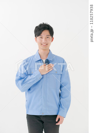 作業着を着た若い男性 118257938