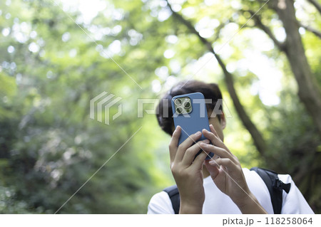 登山をする男の子 登山をする男の子 118258064