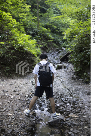 登山をする男の子 登山をする男の子 118258068