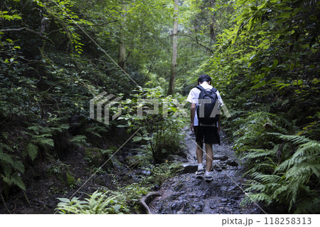 登山をする男の子 118258313